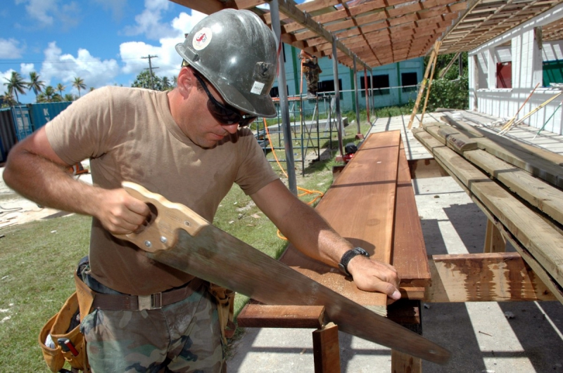 menuisier-ISOLA-min_worker_construction_building_carpenter_male_job_build_helmet-893290